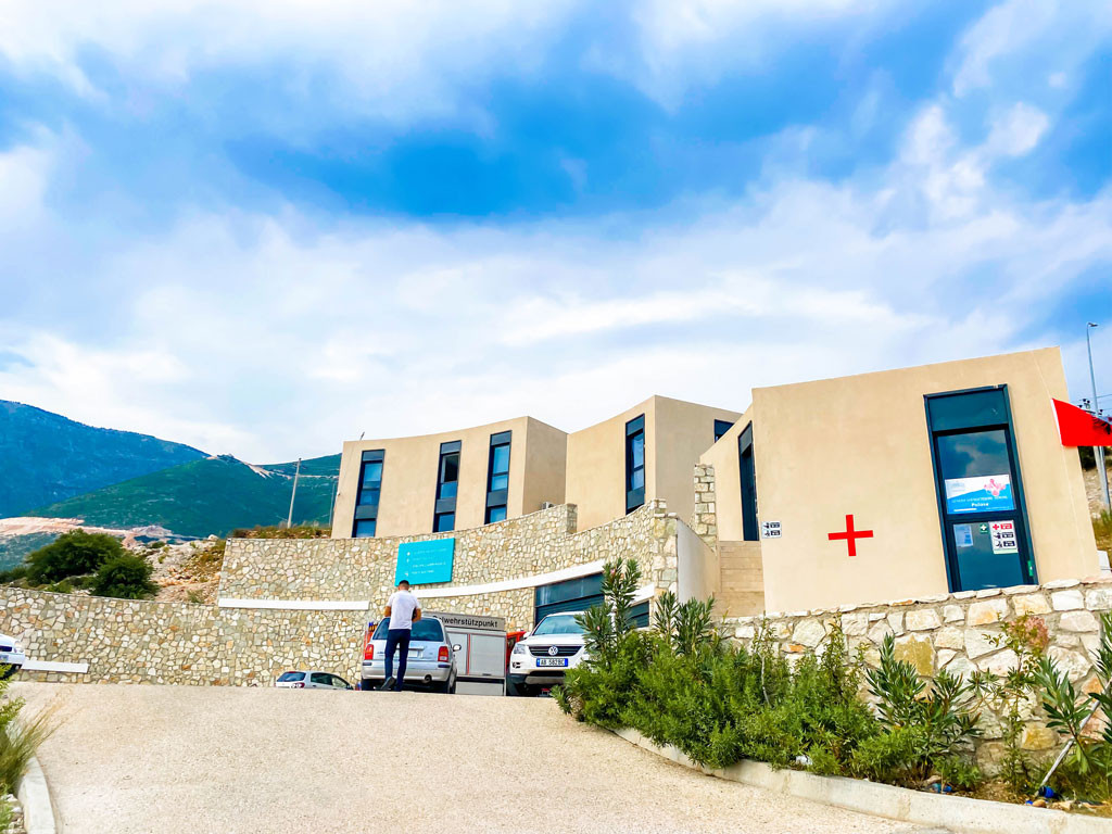 El Centro de Salud de Palacio cuenta con un servicio las 24 horas de un calificado personal de médicos y enfermeras para la comunidad y vacacionistas que vienen a pasar sus vacaciones durante la temporada turística.